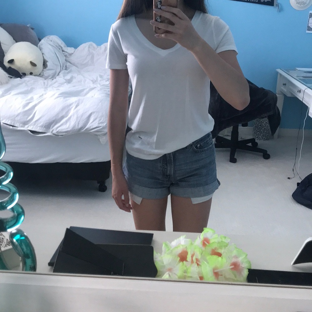 White v neck tee